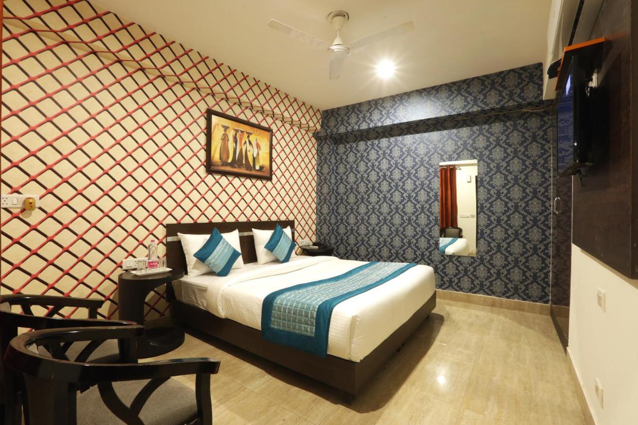 Hotel Ark Wood At Airport New Delhi Exteriör bild