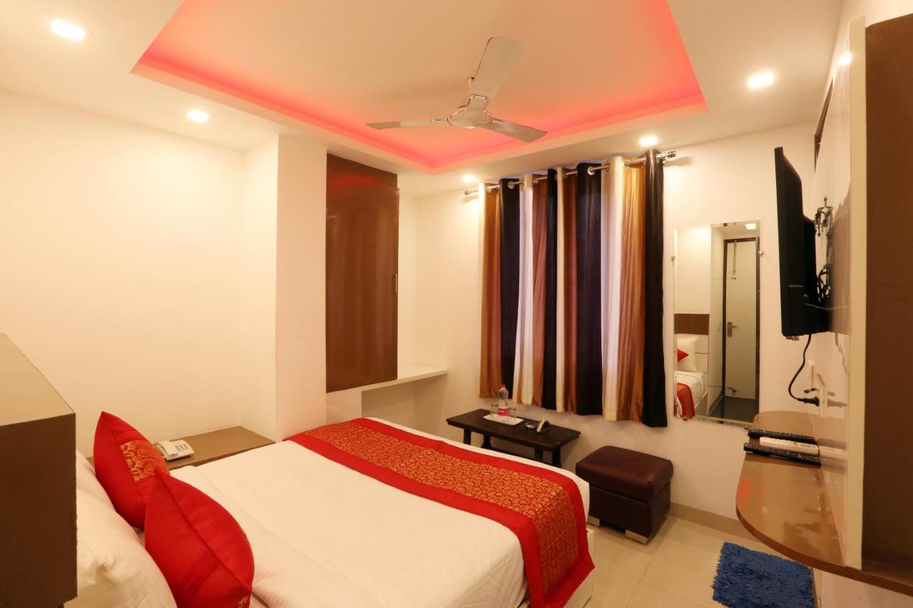 Hotel Ark Wood At Airport New Delhi Exteriör bild