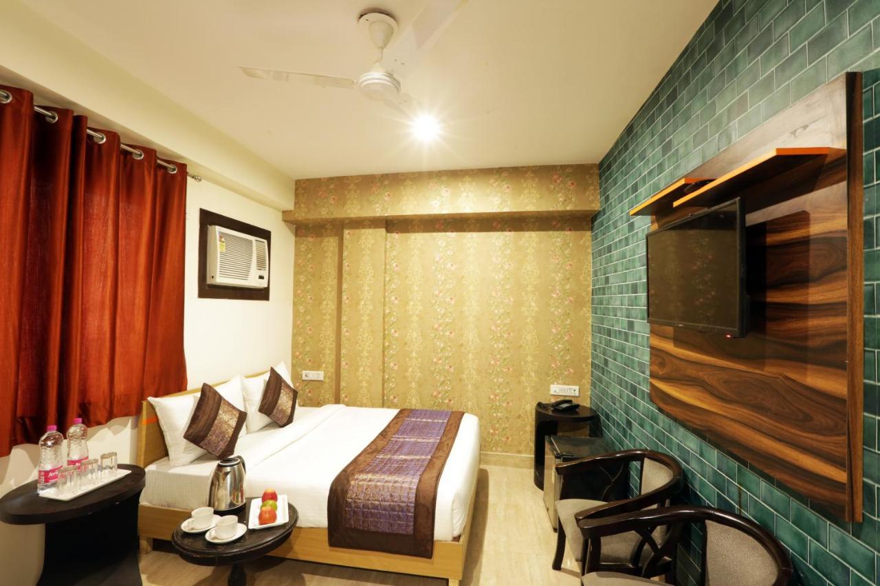 Hotel Ark Wood At Airport New Delhi Exteriör bild