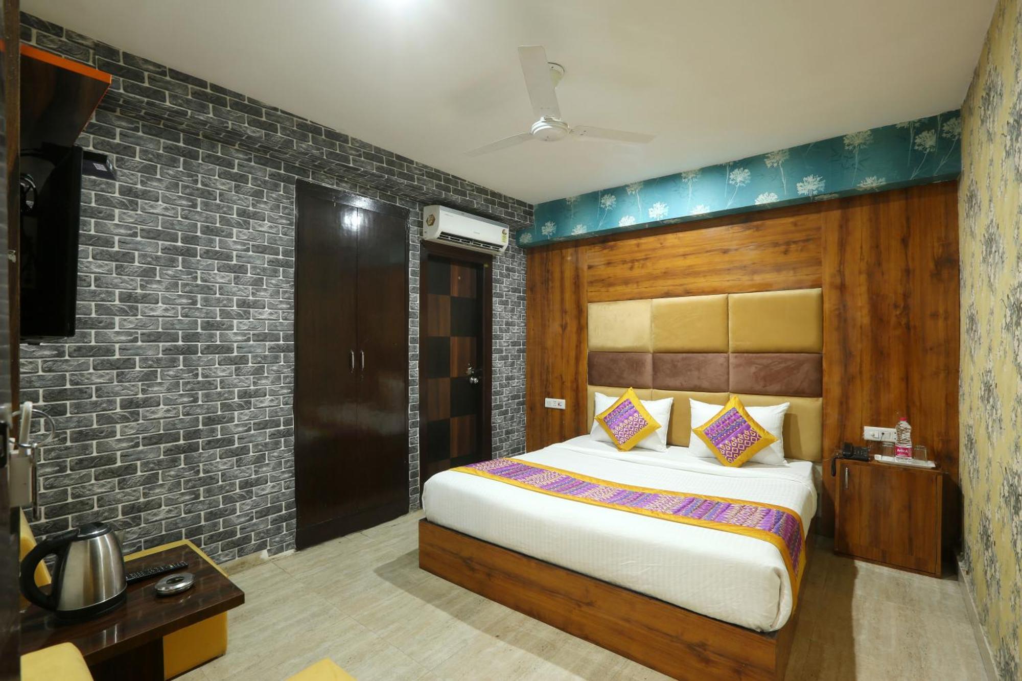 Hotel Ark Wood At Airport New Delhi Exteriör bild