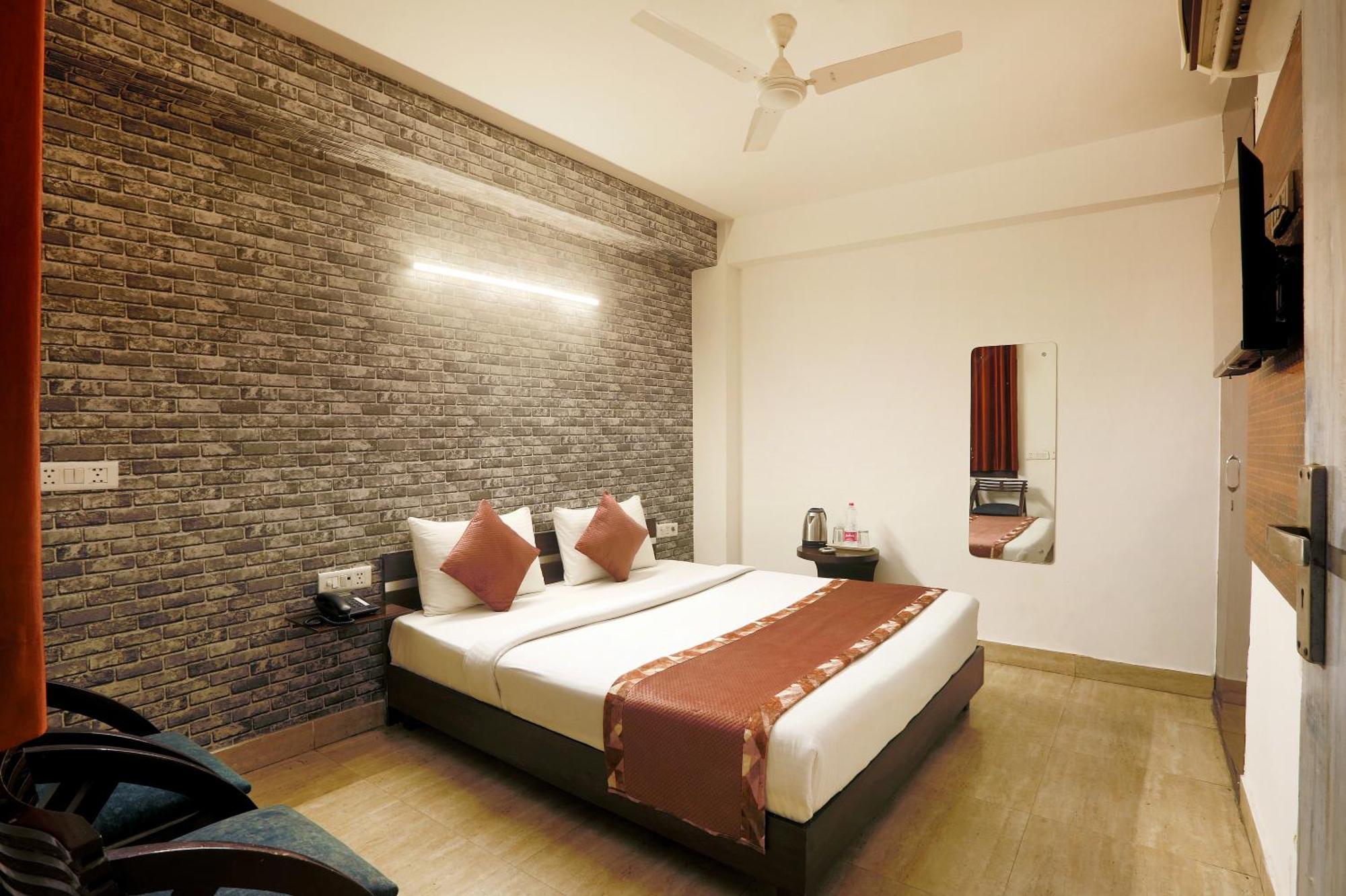 Hotel Ark Wood At Airport New Delhi Exteriör bild