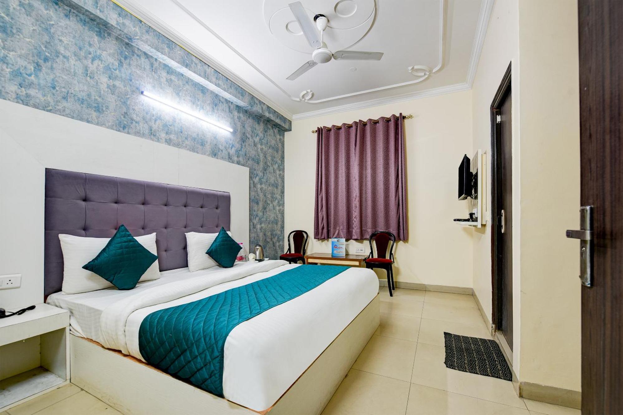 Hotel Ark Wood At Airport New Delhi Exteriör bild