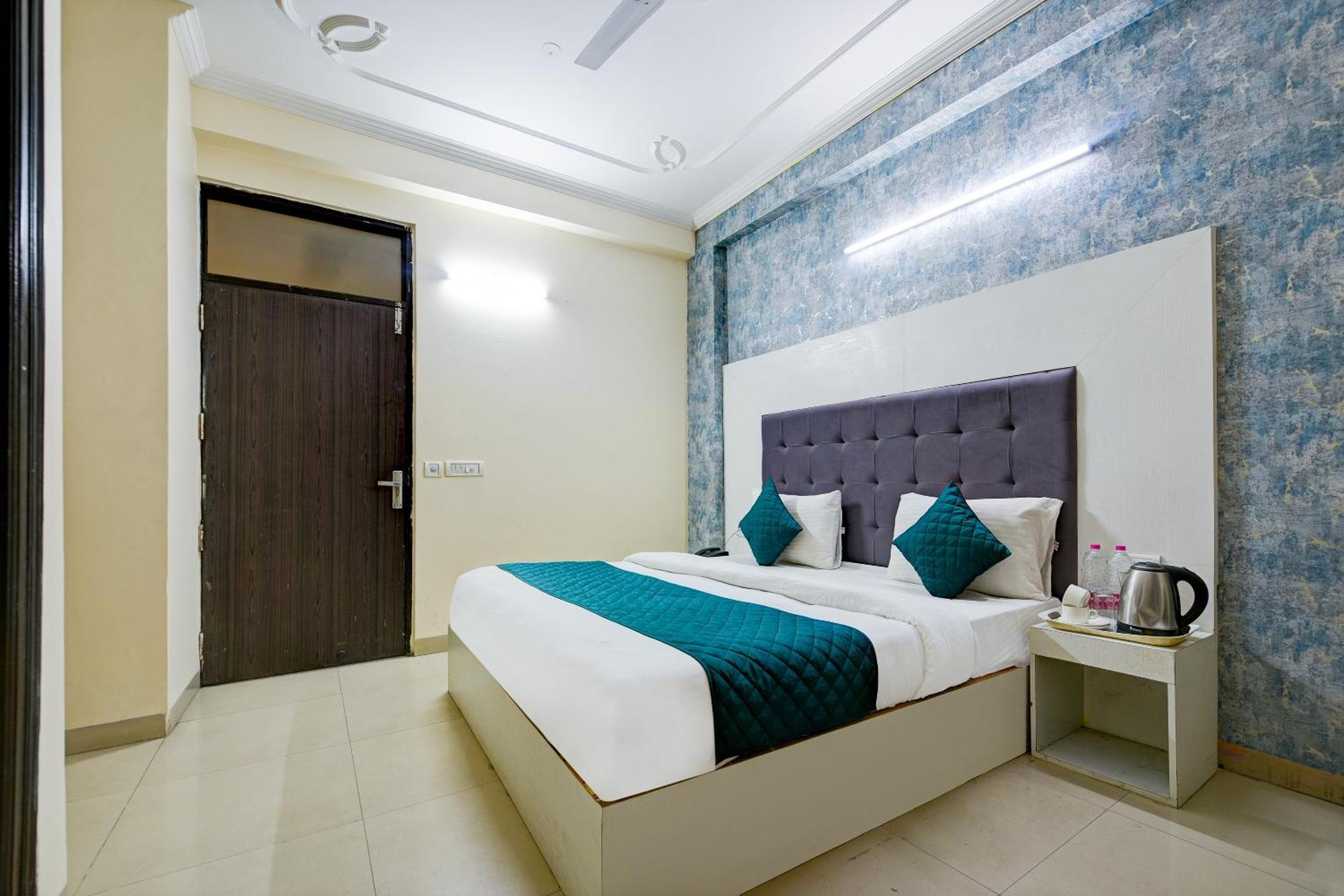 Hotel Ark Wood At Airport New Delhi Exteriör bild