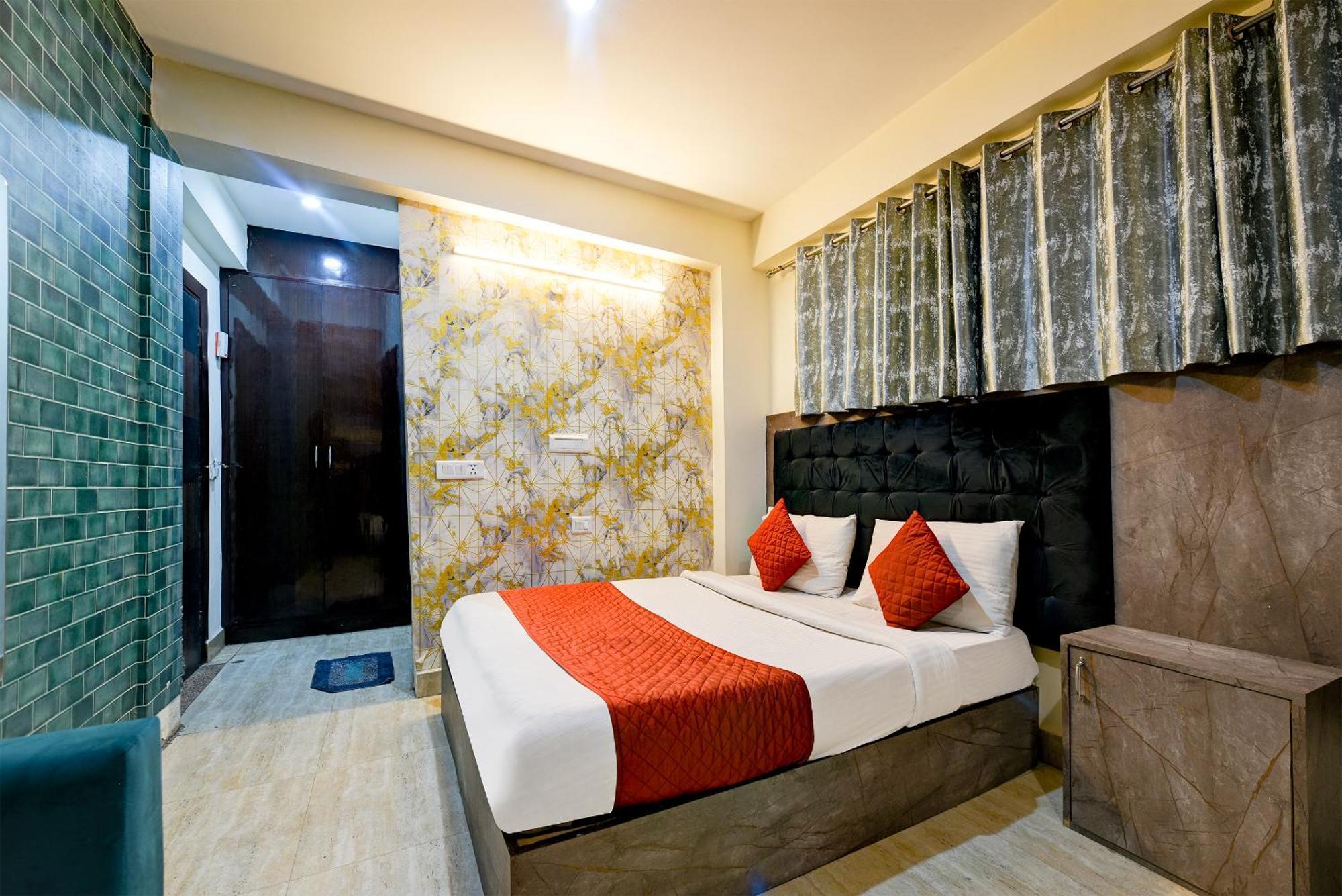 Hotel Ark Wood At Airport New Delhi Exteriör bild